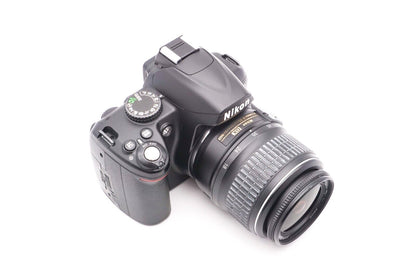Nikon D3000 Spiegelreflexkamera DSLR AF-S DX 18-55mm G II Objektiv - Refurbished