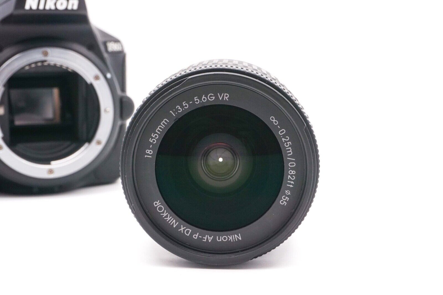 Nikon D5600 DSLR AF-P 18-55mm G VR Spiegelreflexkamera Digital | Refurbished