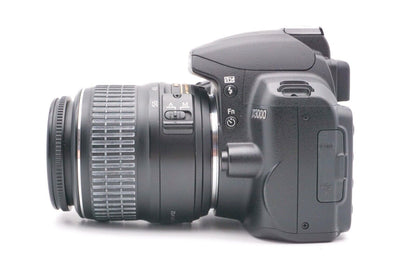 Nikon D3000 Spiegelreflexkamera DSLR AF-S DX 18-55mm G II Objektiv - Refurbished