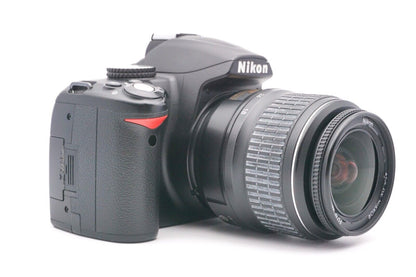 Nikon D3000 Spiegelreflexkamera DSLR AF-S DX 18-55mm G II Objektiv - Refurbished