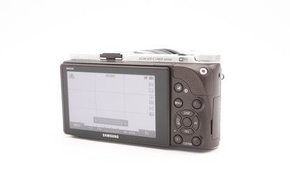 Samsung NX300 Digitalkamera + 18-55mm Kit Kamera Systemkamera DSLM | Refurbished
