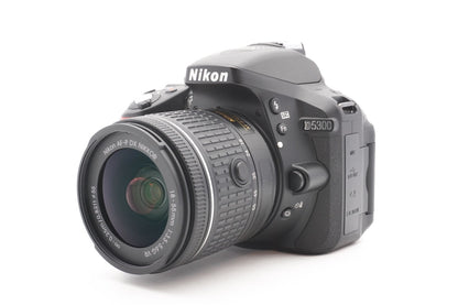 Nikon D5300 Digitalkamera Spiegelreflex Kamera + AF-P 18-55mm G VR – Refurbished