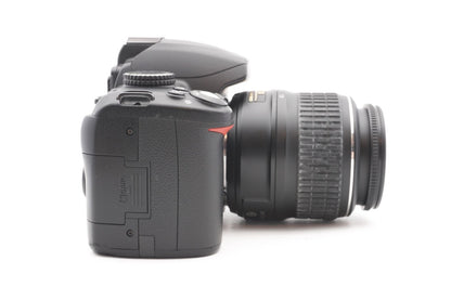 Nikon D3000 DSLR Digitalkamera Kamera Kit AF-S DX 18-55mm Objektiv – Refurbished