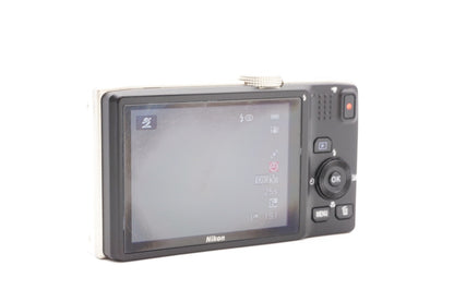 Nikon Coolpix S8200 Kamera Kompakt Digitalkamera Reisekamera - Refurbished