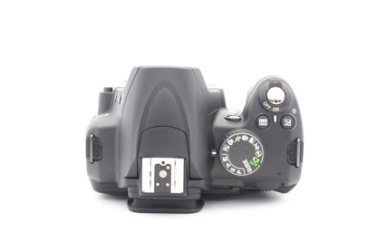 Nikon D3000 Digitalkamera Spiegelreflex Kamera + AF-S 18-55mm G II – Refurbished