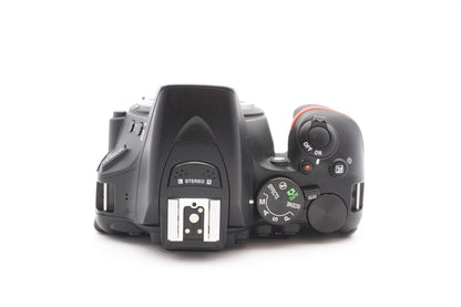 Nikon D5600 DSLR Digitalkamera Kamera Kit 18-55mm Objektiv – Refurbished