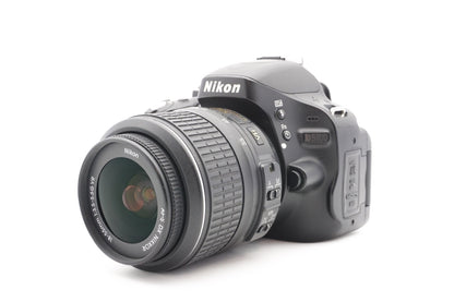 Nikon D5100 Digitalkamera + AF-S 18-55mm G VR Spiegelreflex Kamera – Refurbished