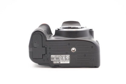 Nikon D5100 Digitalkamera Kamera DSLR + AF-S 18-55mm G VR Objektiv – Refurbished