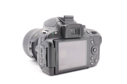 Nikon D5100 Digitalkamera + AF-S 18-55mm G VR Spiegelreflex Kamera – Refurbished