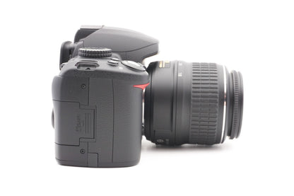 Nikon D3000 Digitalkamera Spiegelreflex Kamera + AF-S 18-55mm G II – Refurbished