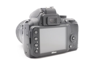 Nikon D3000 DSLR Digitalkamera Kamera Kit AF-S DX 18-55mm Objektiv – Refurbished