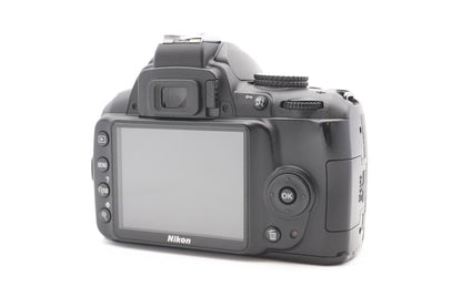 Nikon D3000 DSLR Digitalkamera Kamera Kit AF-S DX 18-55mm Objektiv – Refurbished