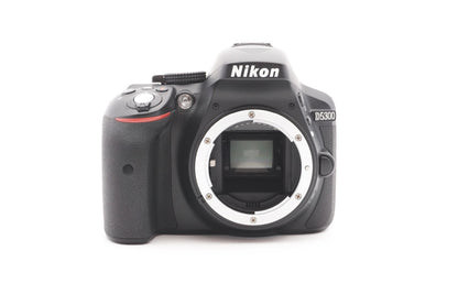 Nikon D5300 Digitalkamera Spiegelreflex Kamera + AF-P 18-55mm G VR – Refurbished