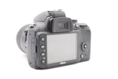 Nikon D3000 Digitalkamera Spiegelreflex Kamera + AF-S 18-55mm G II – Refurbished